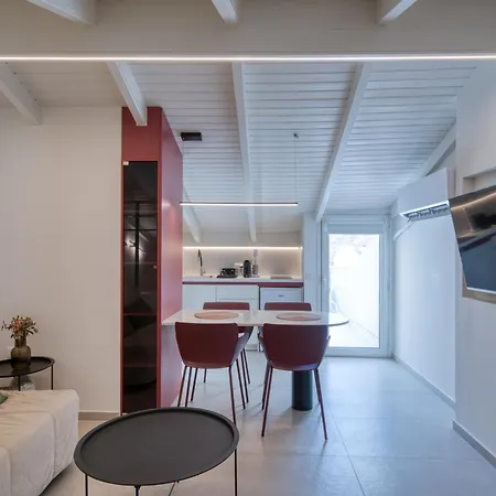 Rea's Attic Апартаменты *